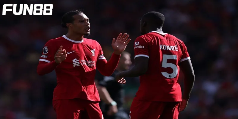 keo viet vi van dijk va konate Bộ đôi Van Dijk và Konate thường rất ăn ý khi bẫy đối phương.